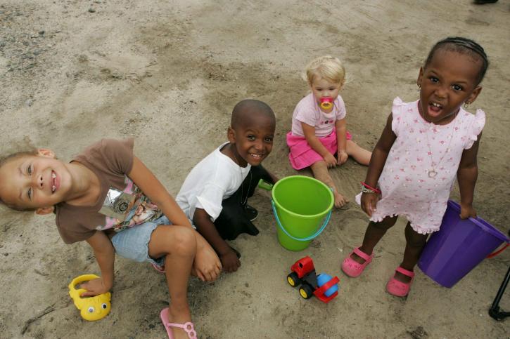 kids-playing-in-sand